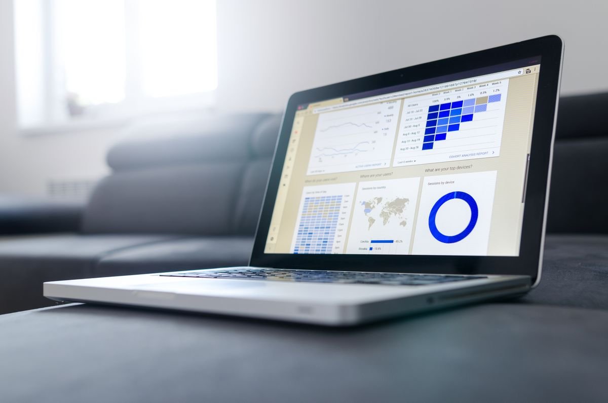 Analytics-Dashboard zeigt Klickzahlen und Kampagnen-Performance auf einem Laptop