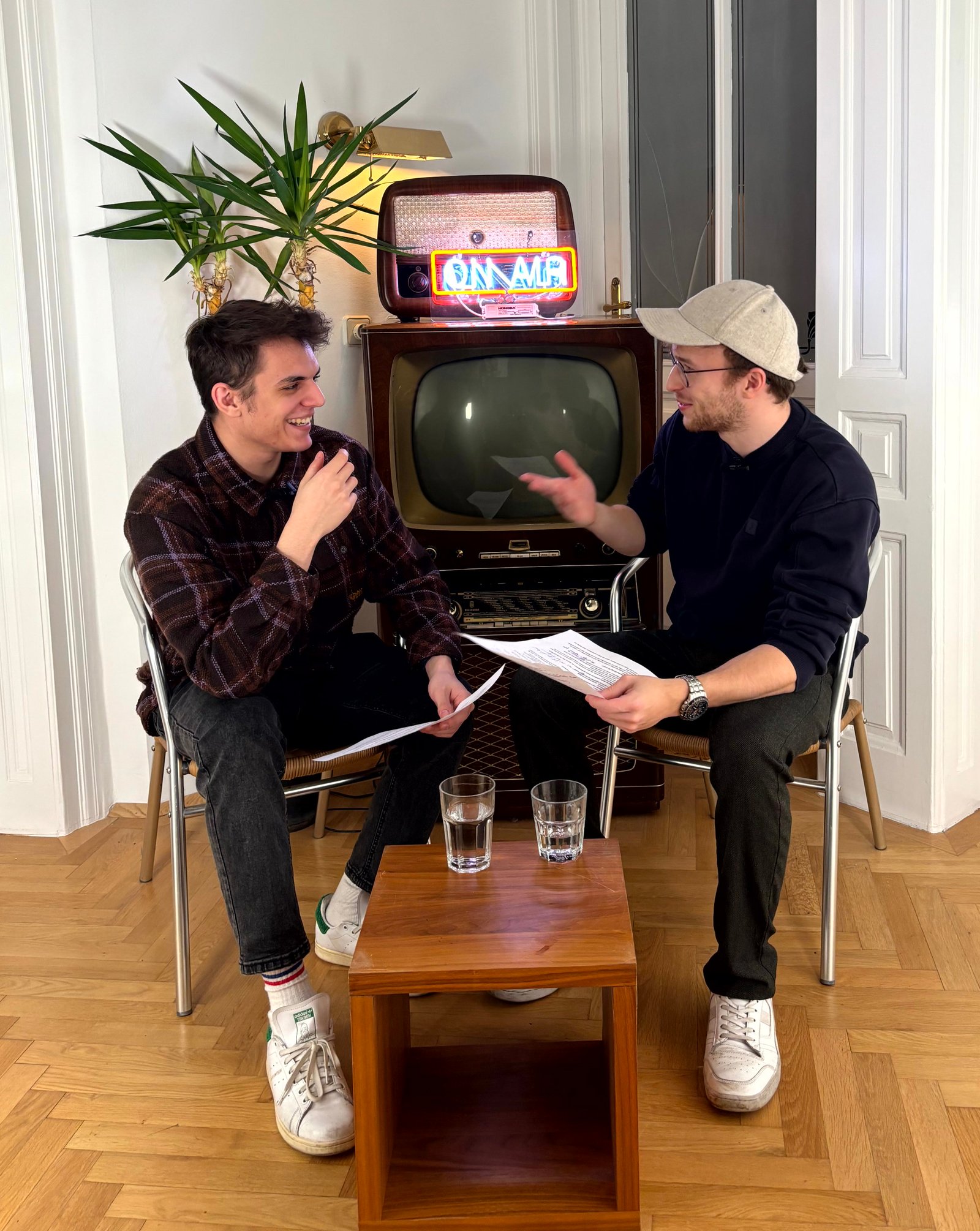 AyCaramba Team beim Dreh im Wohnzimmer-Studio